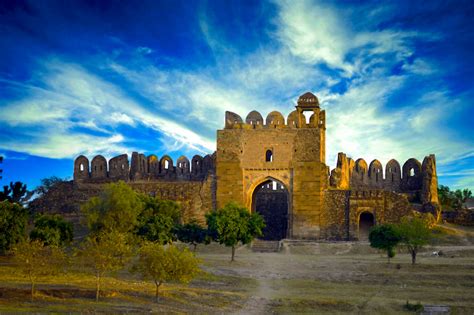  El Fuerte de Rohtas: ¡Una Fortaleza Maestra de la Historia y la Arquitectura!