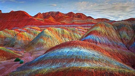 ¡El Parque De La Montaña Danxia: Un Mosaico Natural Que Te Hará Suspirar!