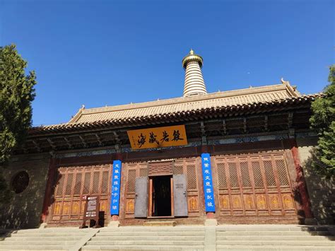 ¡El Templo del Gran Buda de Zhangye: Un Oasis de Paz en el Corazón Desértico!